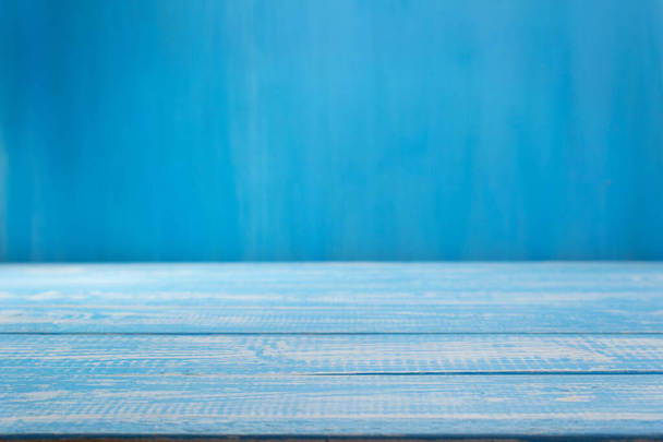 порожній синій дерев'яний стіл спереду
 - Фото, зображення