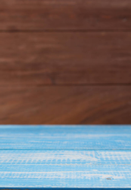 пустой синий деревянный стол впереди
 - Фото, изображение