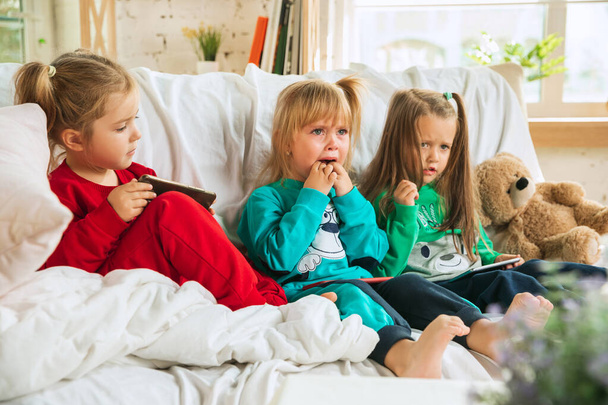 Kleine Mädchen im weichen, warmen Pyjama spielen zu Hause - Foto, Bild