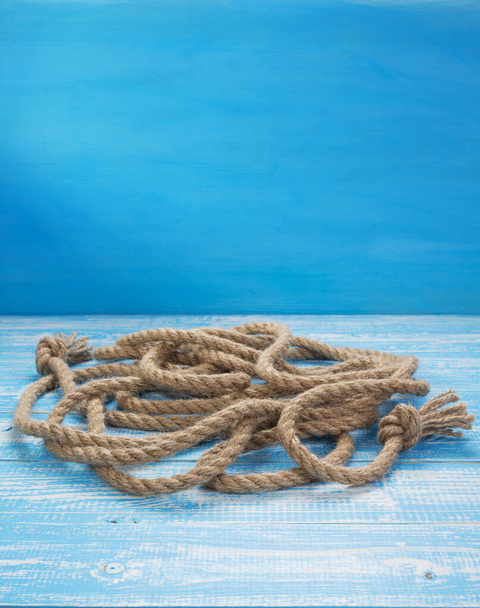corde de bateau à table en bois
 - Photo, image