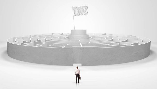 Homme debout devant un labyrinthe
 - Photo, image
