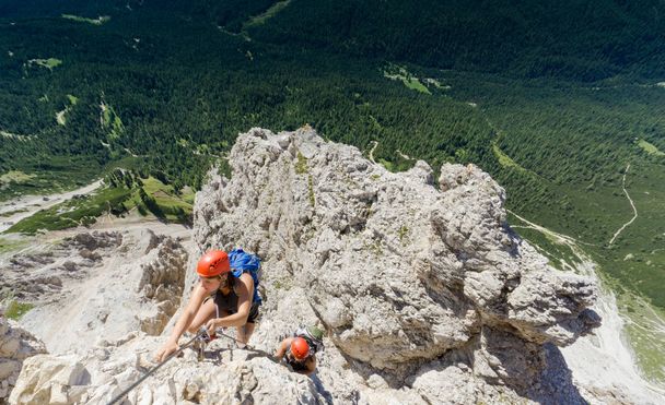 δύο γυναίκες ορειβάτες σε μια εκτεθειμένη Via Ferrata στο Dol - Φωτογραφία, εικόνα