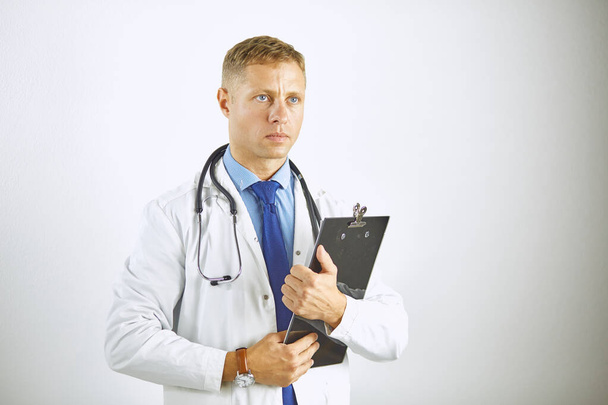Молодий впевнений лікар у білій шубці зі стетоскопом
 - Фото, зображення