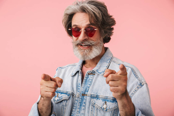 Portrait of joyful old man with gray beard wearing fashion sungl - Фото, изображение