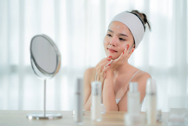 Portrét krásné asijské mladé ženy pečující o její kůži sitti - Fotografie, Obrázek