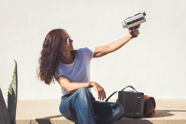 Filmemacher nimmt sich selbst mit 8 mm Filmkamera auf - Foto, Bild