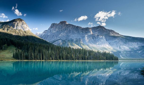 Krásné Smaragdové jezero, národní park Yoho, Britská Kolumbie, Kanada - Fotografie, Obrázek
