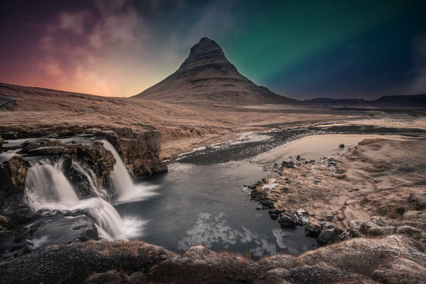 Severní světla aurora borealis nad kirkjufell vodopád na Islandu - Fotografie, Obrázek