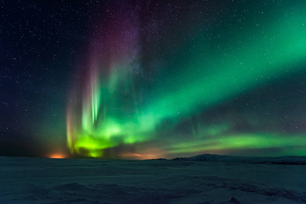 photo panoramique de magnifiques aurores boréales sur la vallée de neige - Photo, image