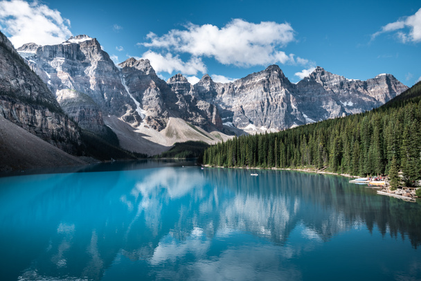 Jezioro Moraine w Parku Narodowym Banff, Alberta, Kanada - Zdjęcie, obraz