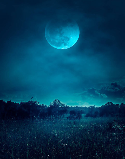 Paesaggio del cielo notturno con nuvole.Bella luna piena luminosa
 - Foto, immagini