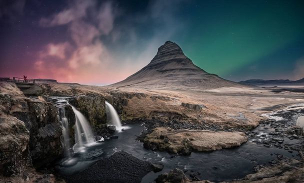 アイスランドの滝の上にオーロラのボアリスを点灯 - 写真・画像