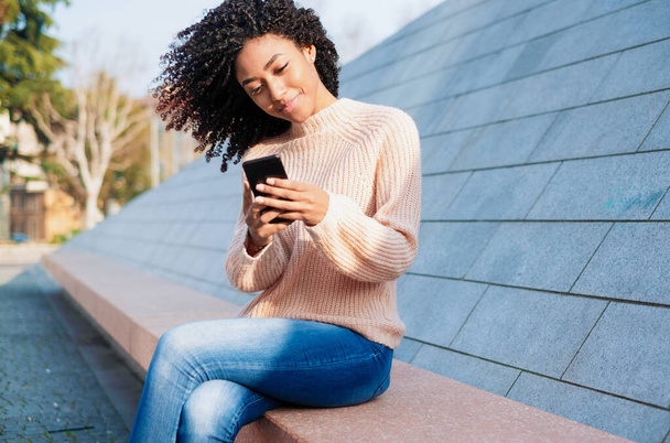 Cep telefonu kullaranarak siyah Afro-Amerikan kadın - Fotoğraf, Görsel