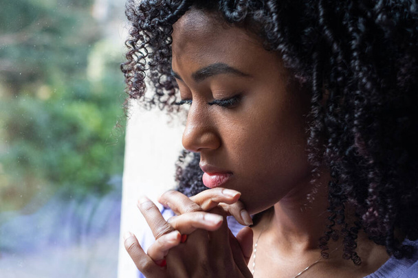 Triste et solitaire jeune femme noire portrait à la maison
 - Photo, image