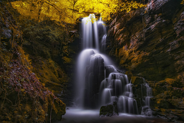 Vista de la magnífica cascada en el bosque. Cascadas Dagpinar, Parque Nacional Suuctu, Bursa, Turquía
. - Foto, Imagen