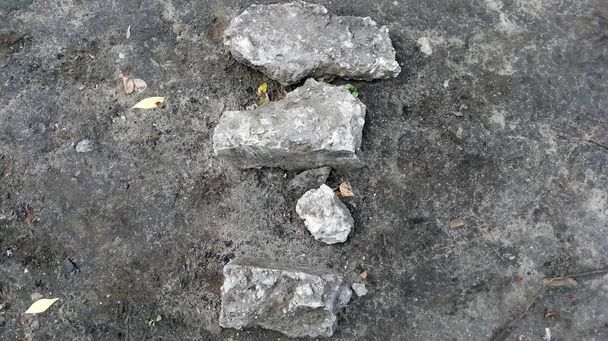 De grandes pierres reposent sur le sol
. - Photo, image