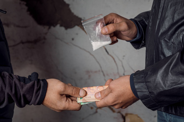 Osoba z pieniędzmi kupuje dawkę kokainy lub heroiny lub innych - Zdjęcie, obraz