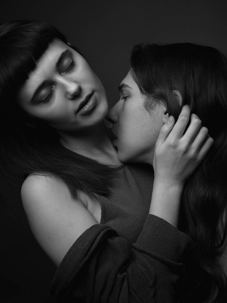 Young passionate couple in love kissing. Black and white. - Foto, afbeelding