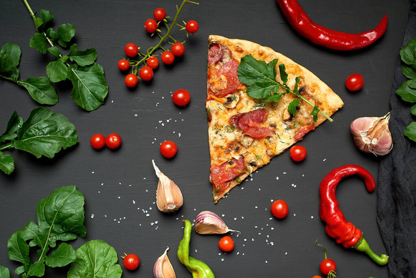 háromszögletű szelet sült pizza gombával, füstölt kolbász, - Fotó, kép