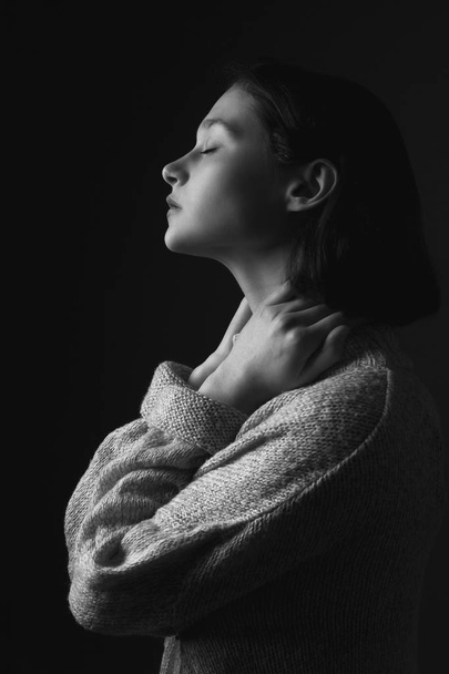 Profile portrait of beautiful girl with closed eyes. Black and white - Foto, Imagem