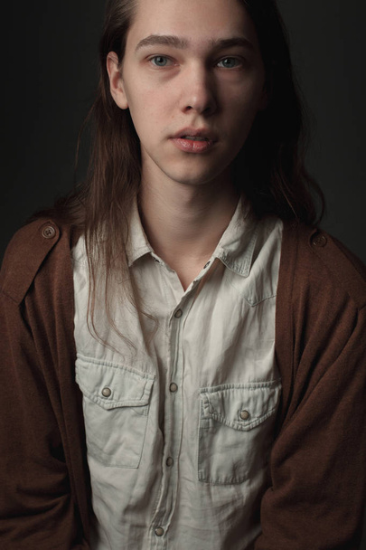 Portret van de jonge mens in studio - Foto, afbeelding