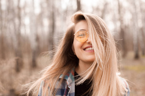 Portrait of happy young woman in autumn forest. Close up - Foto, afbeelding