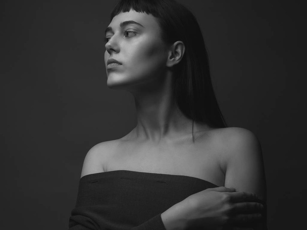 Portrait of young woman with bare shoulders. Black and white - Foto, Bild