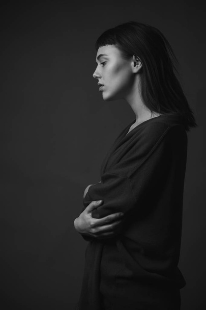 Young woman in profile. Black and white - Фото, зображення