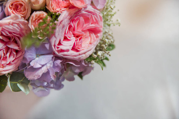 Háttér lila, rózsaszín pünkösdi rózsa fehér alapon. Rózsaszín virág csokor szöveg . - Fotó, kép