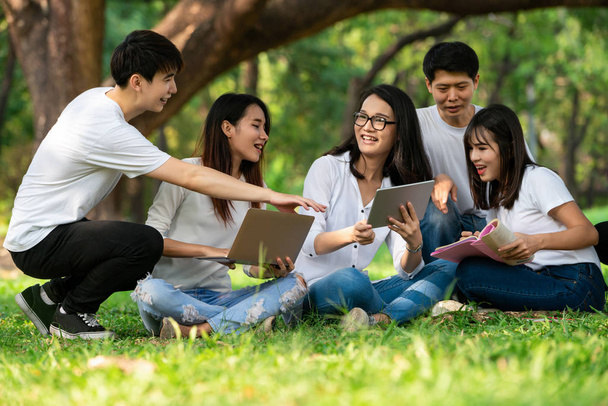 Equipo de jóvenes estudiantes que estudian en el parque
. - Foto, imagen