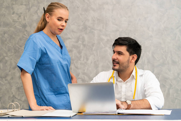 Médecin et infirmière travaillant avec un ordinateur portable
. - Photo, image