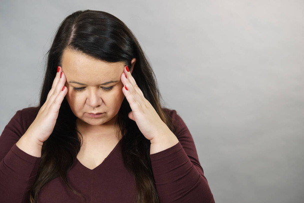 Bezorgd vrouw met pijnlijke hoofdpijn - Foto, afbeelding