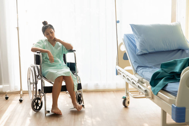 Paciente serio sentado en silla de ruedas en el hospital
. - Foto, Imagen