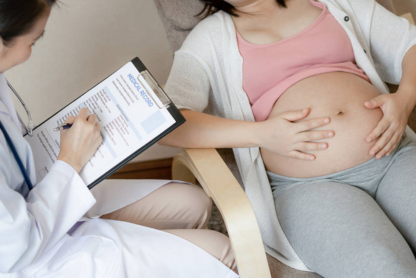Беременная женщина и врач-гинеколог - Фото, изображение