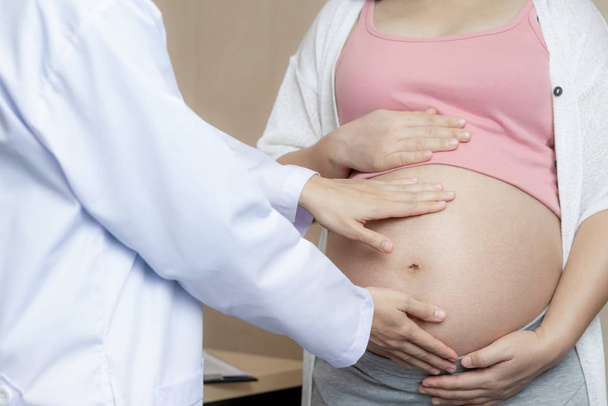 Pregnant Woman and Gynecologist Doctor at Hospital - Photo, image