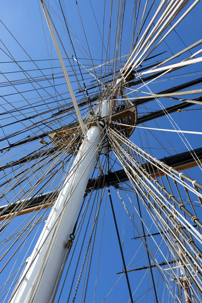 Velho equipamento de mastro navio à vela
 - Foto, Imagem