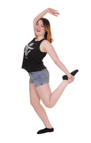 Tanssiva nuori nainen shortseissa studiossa
 - Valokuva, kuva