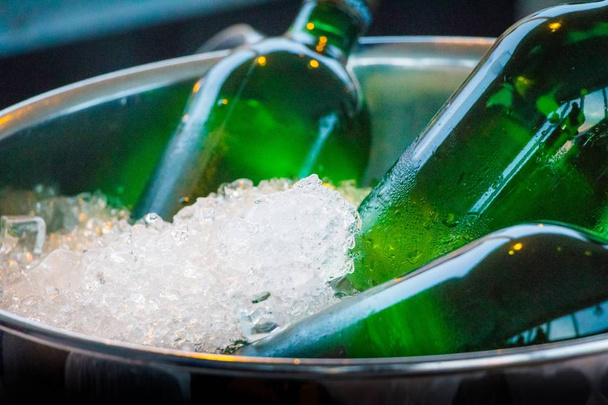 Luksusowy lód schłodzone butelki szampana na uroczystości galowa strona - Zdjęcie, obraz