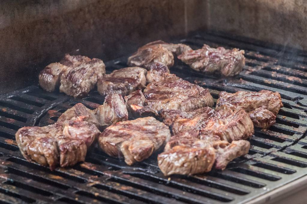 Barbecue grill gastronomische filet entrecote steaks op zomerfeest - Foto, afbeelding
