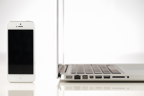 Сучасні смартфони та ноутбук Sleek
 - Фото, зображення