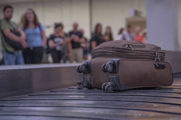 Az utasok az útlevélre várnak a repülőtér halljában.. - Fotó, kép