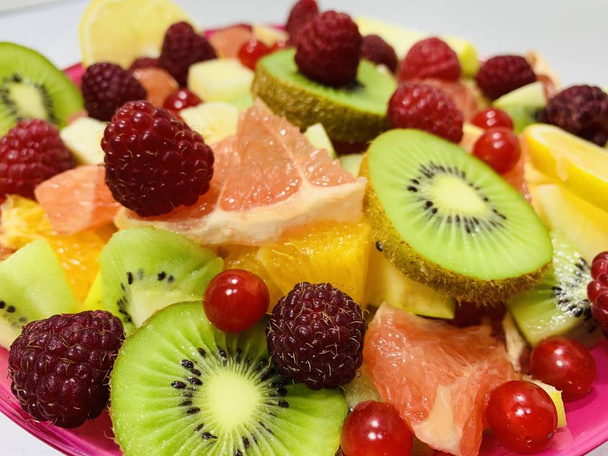 Яскраві кольорові нарізані фрукти
. - Фото, зображення