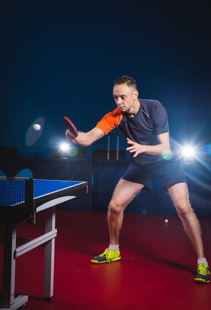 table tennis player serving - Foto, immagini