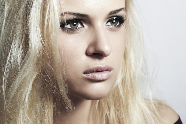 Close-up mooi blond meisje met groene eyes.woman.make-up - Foto, afbeelding