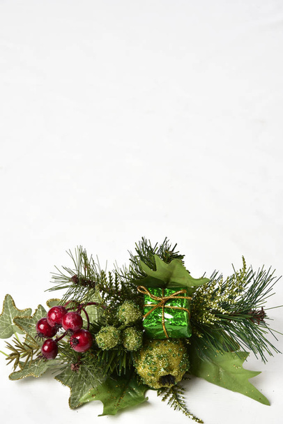 Christmas arrangement with red balls and hanging red decorations - Foto, Bild