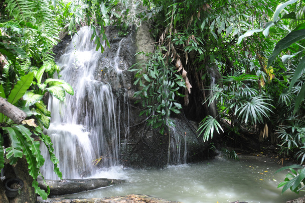 Cachoeira bonita em uma Tailândia
 - Foto, Imagem