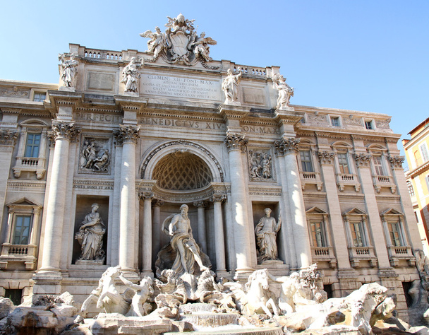 Фонтан Треви в центре Рима с мраморными статуями
 - Фото, изображение