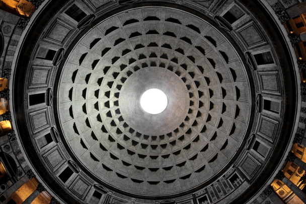 intérieur étonnant du panthéon du Temple à Rome
 - Photo, image
