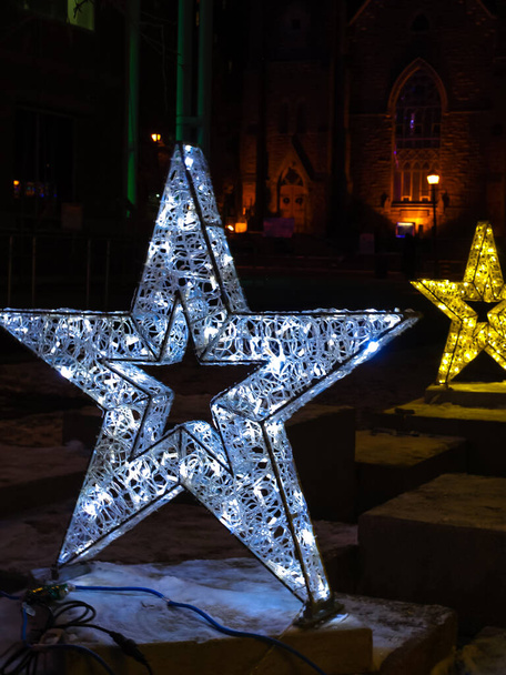 Világos fehér csillag a város központjában ünnep világítás - Fotó, kép