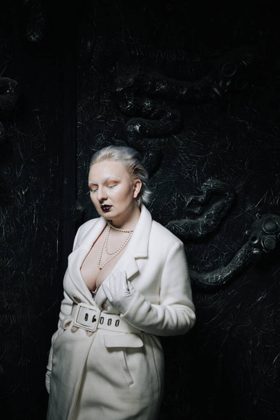 Stüdyoda siyah arka planda beyaz elbiseli sıradışı bir kızın portresi. Kadın artı boyut albino. Her insanda güzellik kavramı - Fotoğraf, Görsel